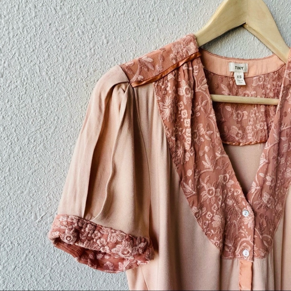 ❤️Tiny for Anthropologie Talia Peach Lace Trim Blouse XS - Picture 7 of 11